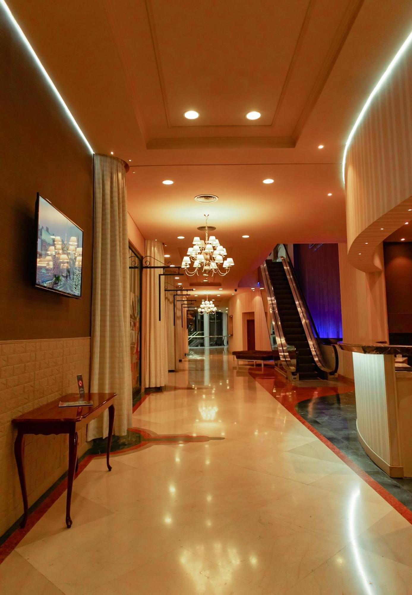 Howard Johnson Plaza By Wyndham Buenos Aires Florida Street Exterior photo